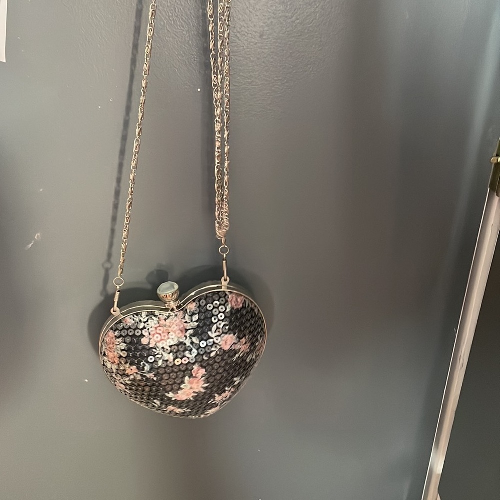 Small Heart Shape Clutch With A Chain - image 6